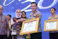 Kapolres Kerinci AKBP Arya Tesa Brahmana menerima penghargaan Kompolnas Award 2025 kategori Polres Tipe B Terbaik dari perwakilan Komisi Kepolisian Nasional dalam