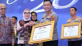 Kapolres Kerinci AKBP Arya Tesa Brahmana menerima penghargaan Kompolnas Award 2025 kategori Polres Tipe B Terbaik dari perwakilan Komisi Kepolisian Nasional dalam