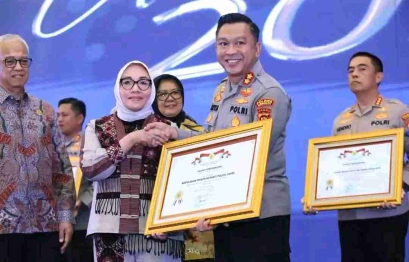 Kapolres Kerinci AKBP Arya Tesa Brahmana menerima penghargaan Kompolnas Award 2025 kategori Polres Tipe B Terbaik dari perwakilan Komisi Kepolisian Nasional dalam