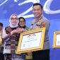 Kapolres Kerinci AKBP Arya Tesa Brahmana menerima penghargaan Kompolnas Award 2025 kategori Polres Tipe B Terbaik dari perwakilan Komisi Kepolisian Nasional dalam