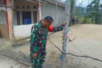 Dansatgas TMMD ke-126 Kodim 0417/Kerinci, Letkol Inf. Eko Budiarto, S.I.P., M.I.P., meninjau kondisi lapangan voli yang tengah dibangun di Desa Sungai Jernih, Kota Sungai Penuh, Jumat (17/10/2025).
