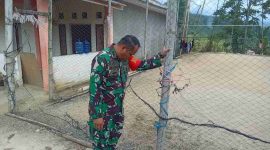 Dansatgas TMMD ke-126 Kodim 0417/Kerinci, Letkol Inf. Eko Budiarto, S.I.P., M.I.P., meninjau kondisi lapangan voli yang tengah dibangun di Desa Sungai Jernih, Kota Sungai Penuh, Jumat (17/10/2025).
