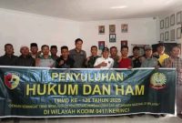 Satgas TMMD ke-126 Kodim 0417/Kerinci bersama Kejaksaan Negeri Sungai Penuh dan masyarakat Desa Sungai Jernih berfoto bersama usai kegiatan penyuluhan Hukum dan Hak Asasi Manusia (HAM), Jumat (17/10/2025).

