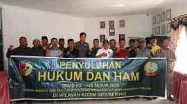 Satgas TMMD ke-126 Kodim 0417/Kerinci bersama Kejaksaan Negeri Sungai Penuh dan masyarakat Desa Sungai Jernih berfoto bersama usai kegiatan penyuluhan Hukum dan Hak Asasi Manusia (HAM), Jumat (17/10/2025).

