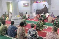 Personel Satgas TMMD ke-126 Kodim 0417/Kerinci dan warga Desa Sungai Jernih melaksanakan kegiatan Jumat Berkah di Masjid Taqwa.
