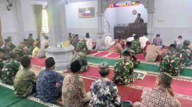 Personel Satgas TMMD ke-126 Kodim 0417/Kerinci dan warga Desa Sungai Jernih melaksanakan kegiatan Jumat Berkah di Masjid Taqwa.
