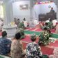 Personel Satgas TMMD ke-126 Kodim 0417/Kerinci dan warga Desa Sungai Jernih melaksanakan kegiatan Jumat Berkah di Masjid Taqwa.
