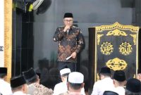 Wali Kota Sungai Penuh Alfin, SH, menyampaikan pesan kebersamaan saat Safari Jumat di Masjid Manarul Huda. (Foto: Humas Pemkot)

