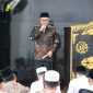 Wali Kota Sungai Penuh Alfin, SH, menyampaikan pesan kebersamaan saat Safari Jumat di Masjid Manarul Huda. (Foto: Humas Pemkot)

