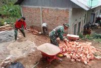 Satgas TMMD ke-126 Kodim 0417/Kerinci mulai memasang pondasi rumah warga penerima bantuan program RTLH di Desa Sungai Jernih, Kecamatan Sungai Penuh, Sabtu (18/10/2025).
