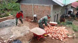 Satgas TMMD ke-126 Kodim 0417/Kerinci mulai memasang pondasi rumah warga penerima bantuan program RTLH di Desa Sungai Jernih, Kecamatan Sungai Penuh, Sabtu (18/10/2025).
