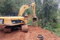 Satgas TMMD ke-126 Kodim Kerinci mengoperasikan alat berat untuk mempercepat pembukaan jalan pertanian di Dusun Sungai Ampuh