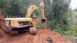 Satgas TMMD ke-126 Kodim Kerinci mengoperasikan alat berat untuk mempercepat pembukaan jalan pertanian di Dusun Sungai Ampuh