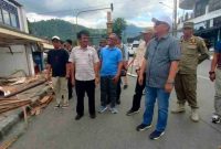 Wali Kota Sungai Penuh, Alfin, SH, meninjau langsung proses pembongkaran bangunan Pasar Beringin Jaya, Minggu (18/10).
