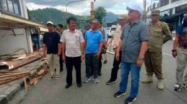 Wali Kota Sungai Penuh, Alfin, SH, meninjau langsung proses pembongkaran bangunan Pasar Beringin Jaya, Minggu (18/10).
