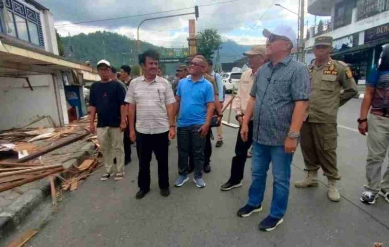 Wali Kota Sungai Penuh, Alfin, SH, meninjau langsung proses pembongkaran bangunan Pasar Beringin Jaya, Minggu (18/10).

