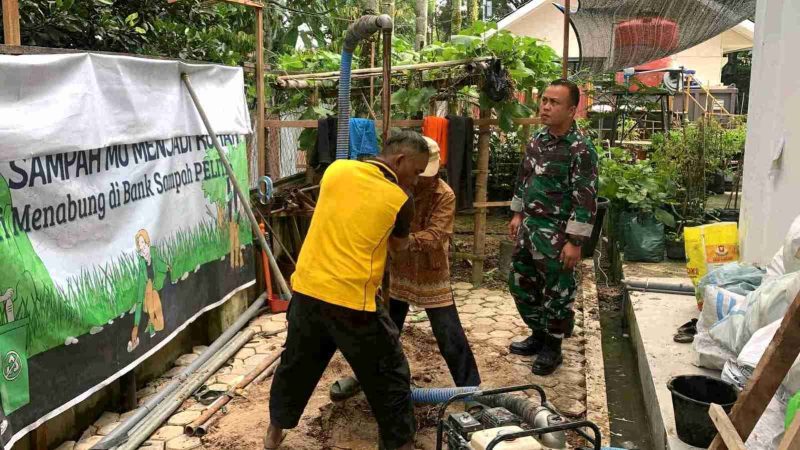 Satgas TMMD ke-126 Kodim 0417/Kerinci bersama warga melakukan pengeboran sumur bor di Sungai Ampuh, Desa Sungai Jernih, Kecamatan Pondok Tinggi, Kota Sungai Penuh.