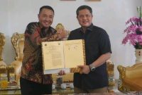 Kepala Kantor Wilayah Ditjen Pemasyarakatan (Ditjenpas) Jambi, Hidayat, bersama Walikota Sungai Penuh, Alfin, SH, menandatangani Nota Kesepahaman (MoU) di rumah dinas Walikota Sungai Penuh, Minggu (19/10).