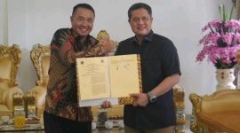 Kepala Kantor Wilayah Ditjen Pemasyarakatan (Ditjenpas) Jambi, Hidayat, bersama Walikota Sungai Penuh, Alfin, SH, menandatangani Nota Kesepahaman (MoU) di rumah dinas Walikota Sungai Penuh, Minggu (19/10).