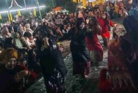 Penari Sanggar Negeri Sibobarajea menampilkan Tari Iyoiyo pada ajang Milenial Juara Fest di Tugu 17 Kota Sungai Penuh, disaksikan ratusan warga yang antusias.