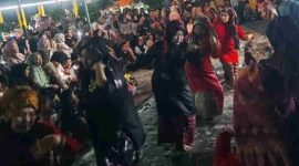 Penari Sanggar Negeri Sibobarajea menampilkan Tari Iyoiyo pada ajang Milenial Juara Fest di Tugu 17 Kota Sungai Penuh, disaksikan ratusan warga yang antusias.