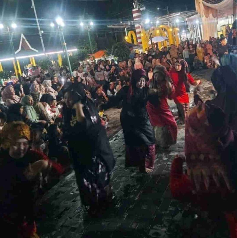 Penari Sanggar Negeri Sibobarajea menampilkan Tari Iyoiyo pada ajang Milenial Juara Fest di Tugu 17 Kota Sungai Penuh, disaksikan ratusan warga yang antusias.