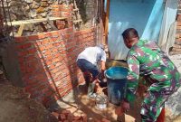 Personel Satgas TMMD Kodim Kerinci bersama warga membangun MCK di Desa Sungai Jernih.

