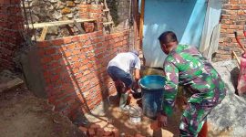 Personel Satgas TMMD Kodim Kerinci bersama warga membangun MCK di Desa Sungai Jernih.

