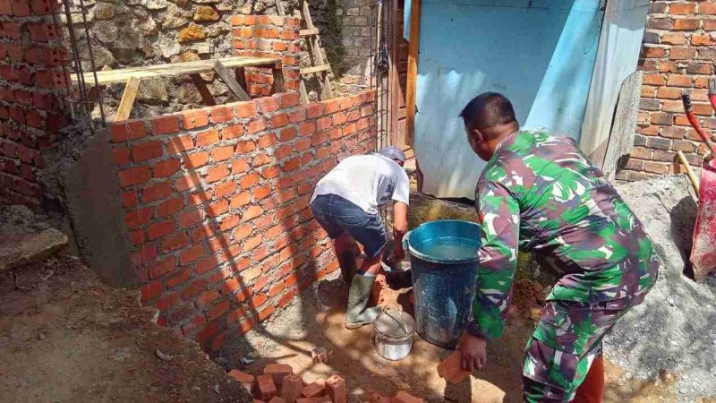 Personel Satgas TMMD Kodim Kerinci bersama warga membangun MCK di Desa Sungai Jernih.  