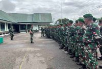 Kasdim 0417/Kerinci Mayor Inf Mohd Arifin memimpin apel dan memberi arahan kepada Satgas TMMD ke-126 di Makodim 0417/Kerinci, Kota Sungai Penuh, Senin (20/10/2025).