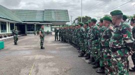 Kasdim 0417/Kerinci Mayor Inf Mohd Arifin memimpin apel dan memberi arahan kepada Satgas TMMD ke-126 di Makodim 0417/Kerinci, Kota Sungai Penuh, Senin (20/10/2025).