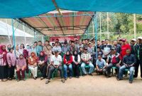 Ketua DPRD Kota Sungai Penuh, Hardizal, saat berdialog dengan warga Desa Talang Lindung dalam kegiatan reses masa sidang tahun 2025.

