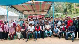 Ketua DPRD Kota Sungai Penuh, Hardizal, saat berdialog dengan warga Desa Talang Lindung dalam kegiatan reses masa sidang tahun 2025.

