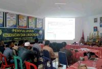 Satgas TMMD Ke-126 bersama Dinas Kesehatan Kota Sungai Penuh memberikan penyuluhan kesehatan kepada warga Desa Sungai Jernih.