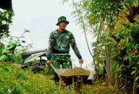 Prajurit Satgas TMMD ke-126 bergotong royong bersama masyarakat mengangkut material bangunan untuk mempercepat pembangunan RTLH milik warga desa.