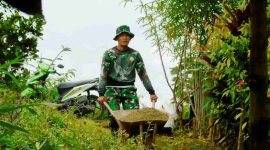 Prajurit Satgas TMMD ke-126 bergotong royong bersama masyarakat mengangkut material bangunan untuk mempercepat pembangunan RTLH milik warga desa.