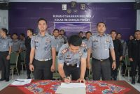 Petugas Rutan Kelas IIB Sungai Penuh menandatangani komitmen bersama petugas pemasyarakatan secara serentak se-Indonesia, sebagai wujud penguatan integritas dan profesionalitas di lingkungan kerja.
