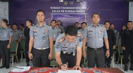 Petugas Rutan Kelas IIB Sungai Penuh menandatangani komitmen bersama petugas pemasyarakatan secara serentak se-Indonesia, sebagai wujud penguatan integritas dan profesionalitas di lingkungan kerja.
