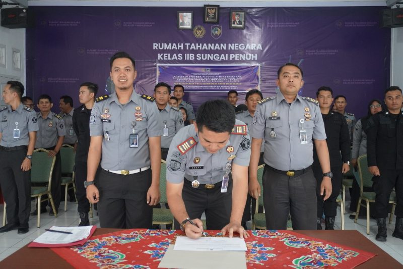 Petugas Rutan Kelas IIB Sungai Penuh menandatangani komitmen bersama petugas pemasyarakatan secara serentak se-Indonesia, sebagai wujud penguatan integritas dan profesionalitas di lingkungan kerja.
