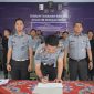 Petugas Rutan Kelas IIB Sungai Penuh menandatangani komitmen bersama petugas pemasyarakatan secara serentak se-Indonesia, sebagai wujud penguatan integritas dan profesionalitas di lingkungan kerja.
