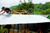 Satgas TMMD Kodim 0417/Kerinci bersama warga Sungai Jernih mempercepat pemasangan atap rumah tidak layak huni. Gotong royong ini wujud nyata kepedulian TNI dalam meningkatkan kesejahteraan masyarakat desa.