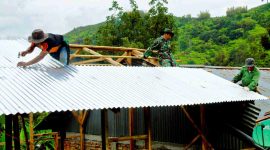Satgas TMMD Kodim 0417/Kerinci bersama warga Sungai Jernih mempercepat pemasangan atap rumah tidak layak huni. Gotong royong ini wujud nyata kepedulian TNI dalam meningkatkan kesejahteraan masyarakat desa.