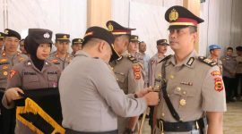 Kapolres Kerinci AKBP Arya Tesa Brahmana memimpin upacara Serah Terima Jabatan Kabag Ops Polres Kerinci di Aula Mapolres Kerinci, Selasa (21/10/2025).
