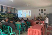 Kapten Inf Nasrul memberi arahan kepada petani.