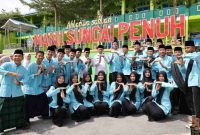 Wakil Wali Kota Sungai Penuh, Azhar Hamzah, memimpin apel peringatan Hari Santri Nasional di Lapangan MAN 1 Sungai Penuh, Rabu (22/10/2025).
