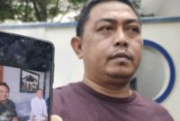 Dwi Purwanto, warga Kabupaten Pekalongan, korban dugaan penipuan seleksi taruna Akpol Semarang menunjukkan bukti pertemuan dengan para pelaku di Semarang. (ANTARA/I.C. Senjaya).
Baca artikel CNN Indonesia