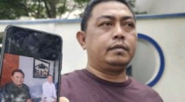 Dwi Purwanto, warga Kabupaten Pekalongan, korban dugaan penipuan seleksi taruna Akpol Semarang menunjukkan bukti pertemuan dengan para pelaku di Semarang. (ANTARA/I.C. Senjaya).

Baca artikel CNN Indonesia 