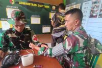 Tim Kesehatan Satgas TMMD ke-126 Kodim 0417/Kerinci memeriksa kesehatan personel dan warga di Desa Sungai Jernih, Kota Sungai Penuh, Kamis (23/10/2025).
