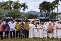 Sekda Kota Sungai Penuh Alpian S.E., M.M. membuka kegiatan simulasi Manasik Haji murid Taman Kanak-kanak se-Kota Sungai Penuh di Lapangan Merdeka, Kamis (23/10).