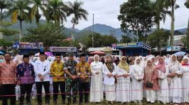 Sekda Kota Sungai Penuh Alpian S.E., M.M. membuka kegiatan simulasi Manasik Haji murid Taman Kanak-kanak se-Kota Sungai Penuh di Lapangan Merdeka, Kamis (23/10).